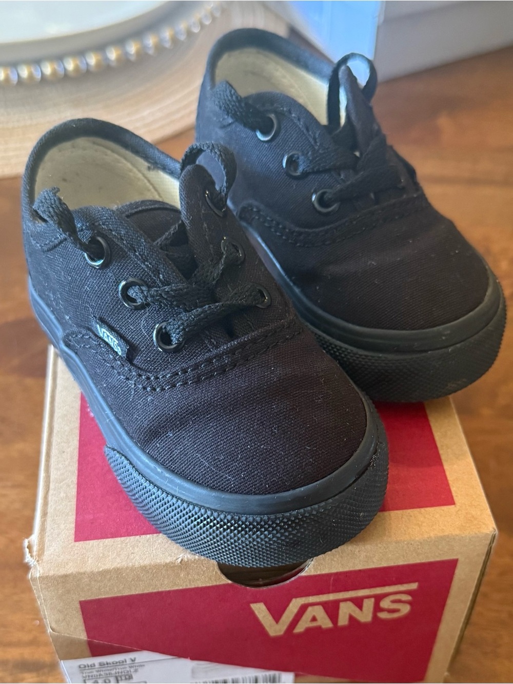 Vans Kids Black Canvas Low-Top Sneakers 4C (box not included)